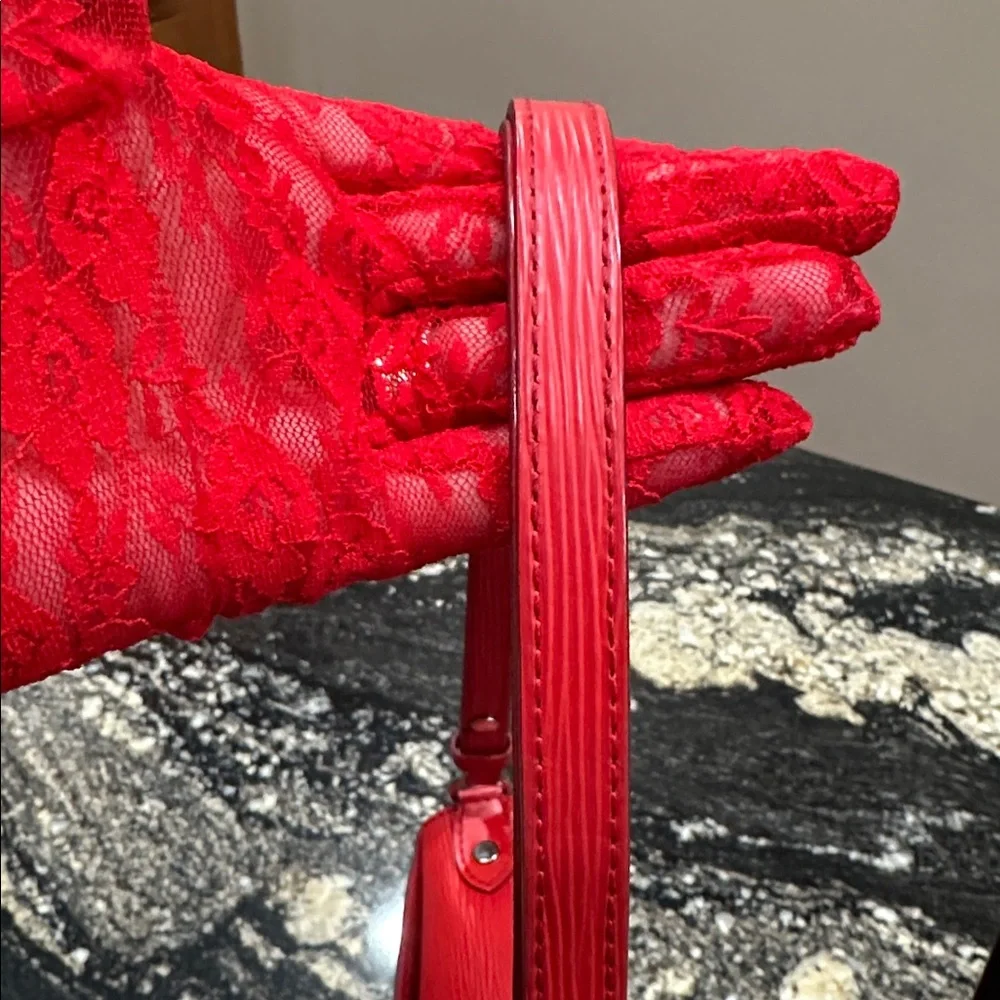 ♥️Louis Vuitton Saint Michael Epi Monogram - Picture 8 of 16